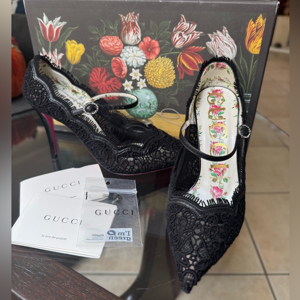 **SOLD** Gucci Lace floral print pumps